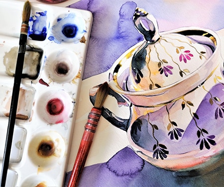 peinture-porcelaine Une palette de peinture utilisée est posée sur le dessin d'une théière en porcelaine.