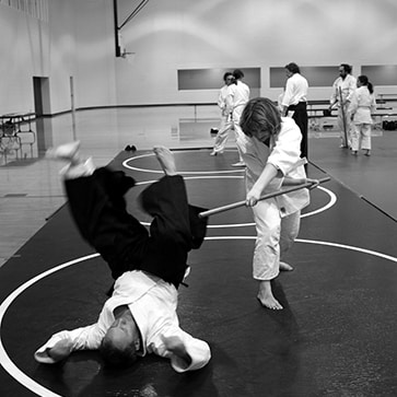 Une prise de judo photographiée en plein mouvement.