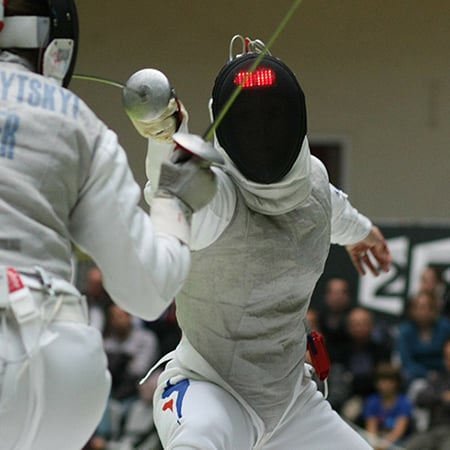 Une prise de judo photographiée en plein mouvement.