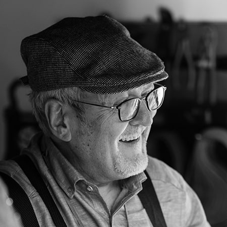 papy-bricoleurs-02 Photo d'un papy bricoleur.