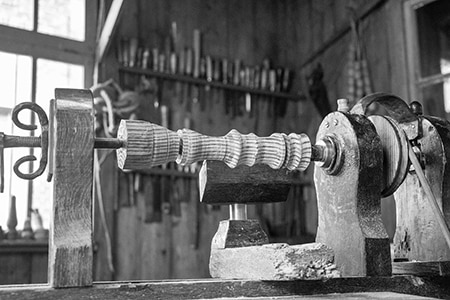 tournage-sur-bois-nb Photo noir et blanc d'une machine de tournage de bois